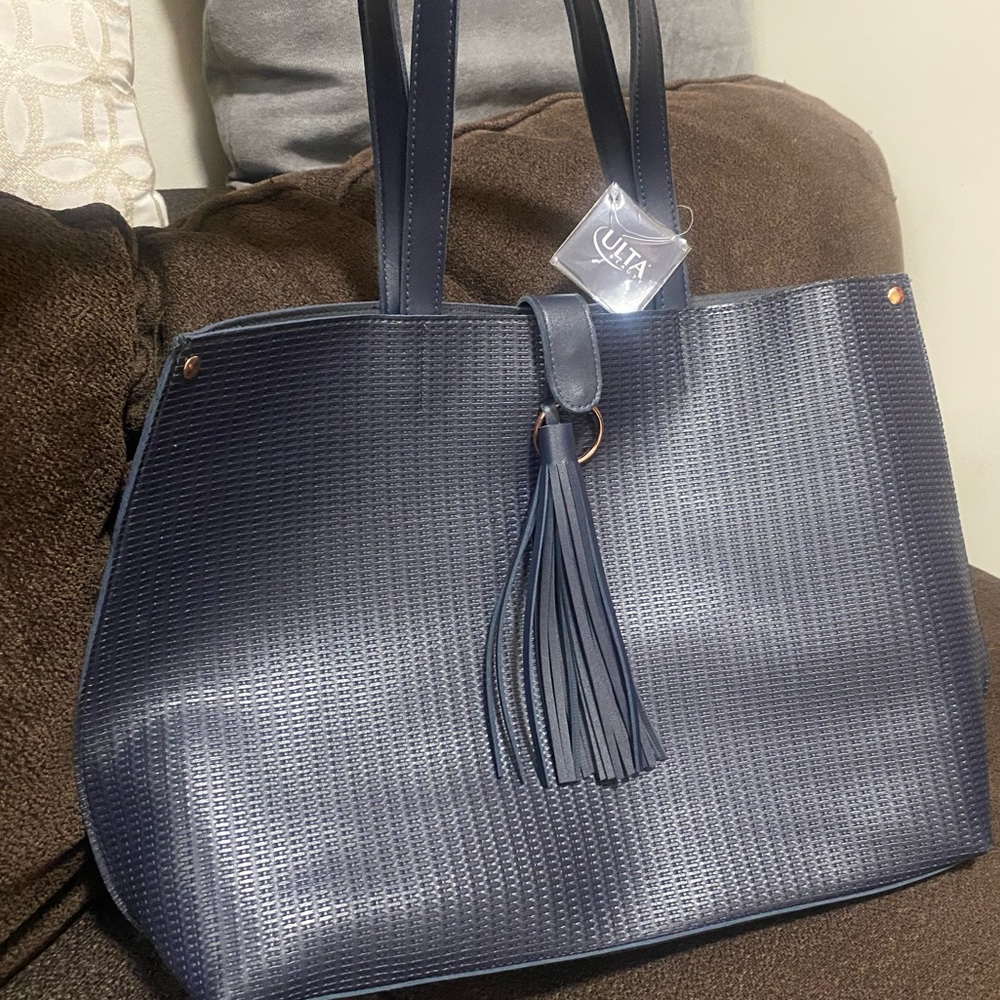 Very spacious handbag from ulta brand new great for traveling